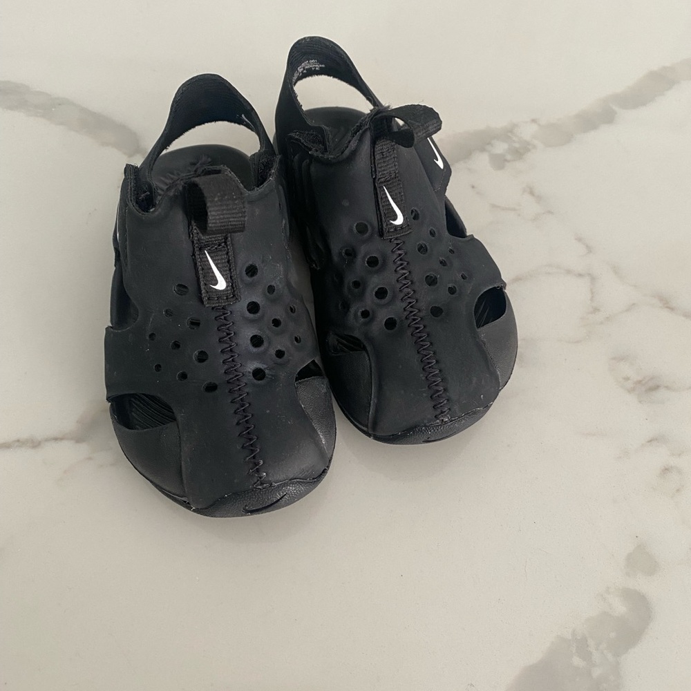 Nike Toddler Black Sandals Size 5